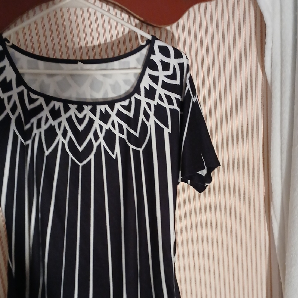 Classic Black & White Geometric Print Scoop Neck Top